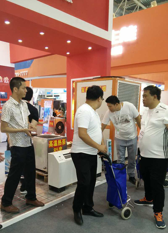 北京暖通展第二天，正旭空氣能展臺人氣依舊爆棚